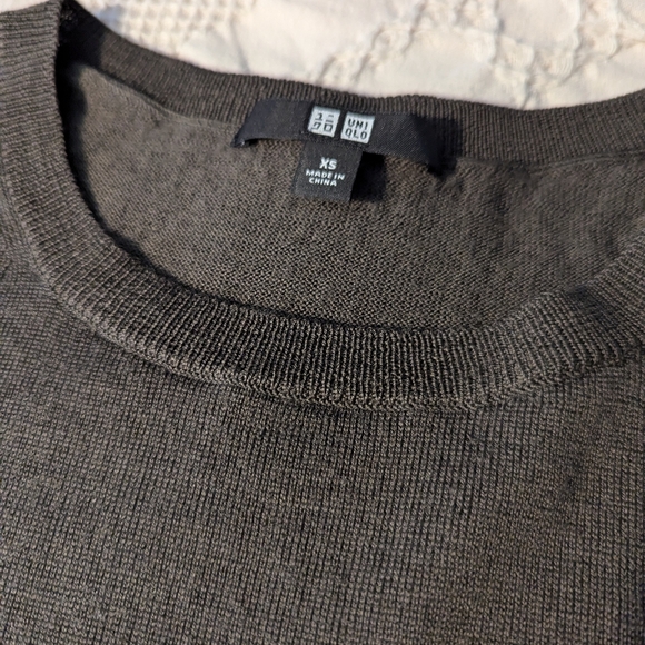 Uniqlo Short Sleeve Sweater - Picture 2 of 6